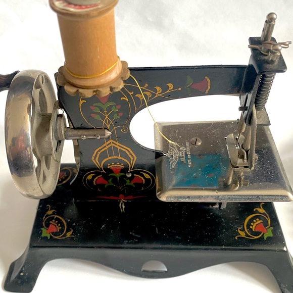 Vintage Black German made Kids Sewing Machine. 1930s. Bonus Guide to Dressmaking - Picture 8 of 14